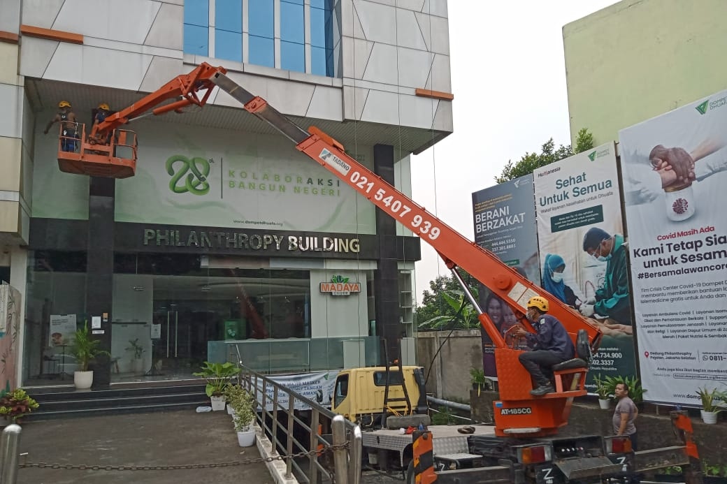 Facade Cleaning Dompet Dhuafa